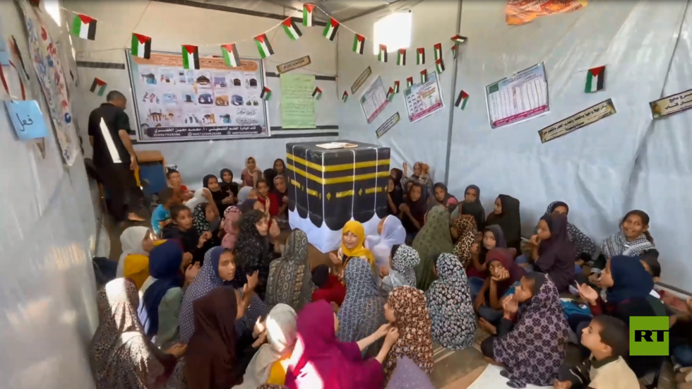 شاهد.. أطفال من غزة يحاكون تأدية مناسك الحج