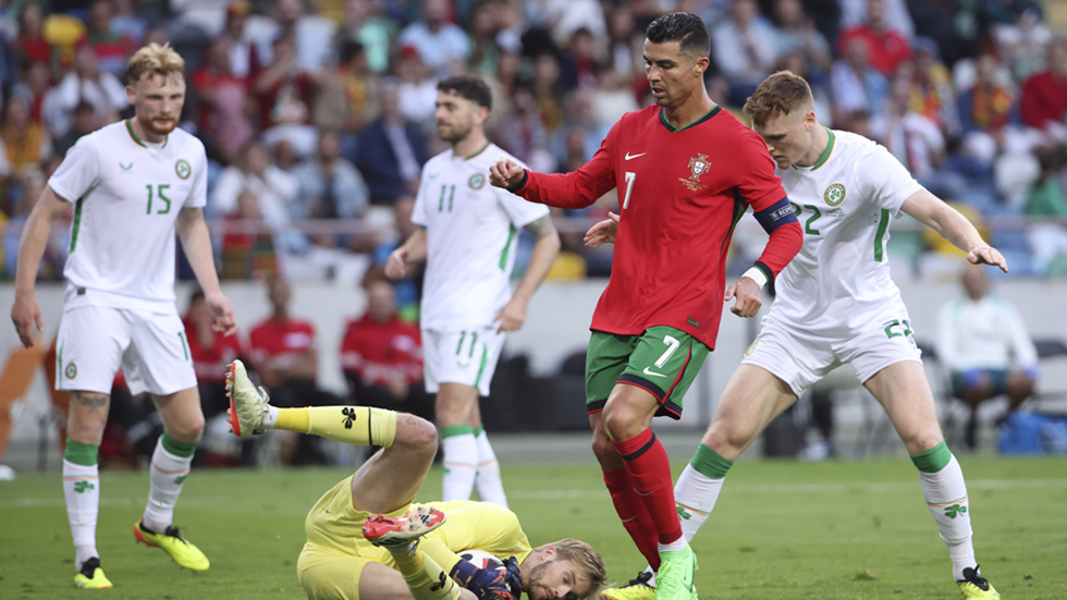 رونالدو يسجل هدفا عالميا في شباك إيرلندا