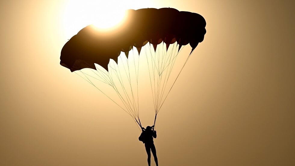 "قفزة قاتلة".. حادث مأساوي يودي بحياة مظلي في بطرسبورغ (فيديو)