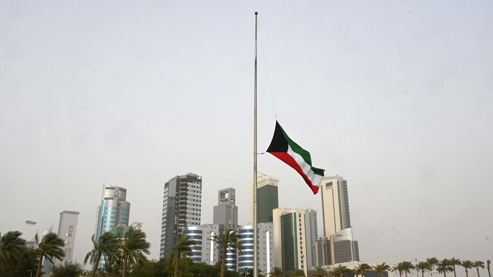 "مخالفة جسيمة".. وزير الداخلية الكويتي يأمر بإبعاد وافد إلى بلده ضبطه شخصيا خلال جولة تفقدية (فيديو)