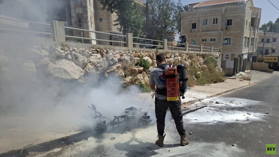 مراسلتنا: قتيل وجريح بغارة إسرائيلية على دراجة نارية ببنت جبيل جنوبي لبنان (فيديو)
