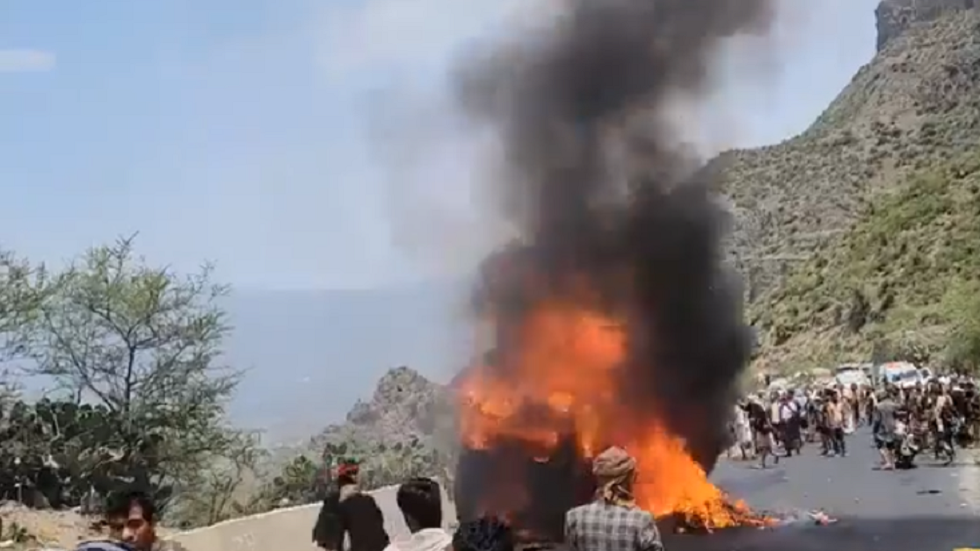 الجثث تفحمت.. مصرع 9 أشخاص في احتراق "باص" يقل مسافرين وسط اليمن (فيديو)