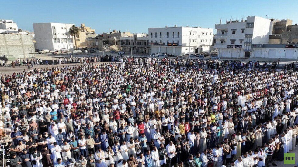 الليبيون يؤدون صلاة عيد الأضحى في مدن درنة وطرابلس وسط مراسم إحياء ذكرى ضحايا فيضان دانيال (صور)