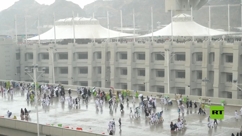 أمطار غزيرة تنهمر على الحجاج وسط حرارة قياسية في مكة المكرمة