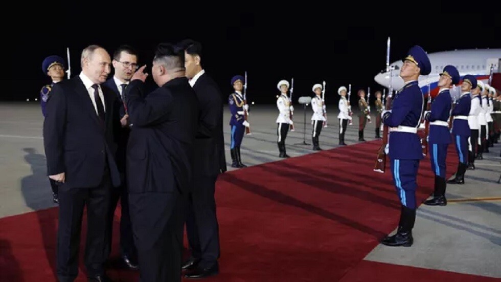 بوتين وكيم جونغ أون "يتنافسان بنبل في مطار بيونغ يانغ" (فيديو)