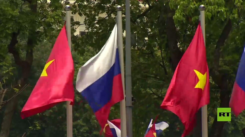 العاصمة الفيتنامية هانوي تتزين بأعلام روسيا