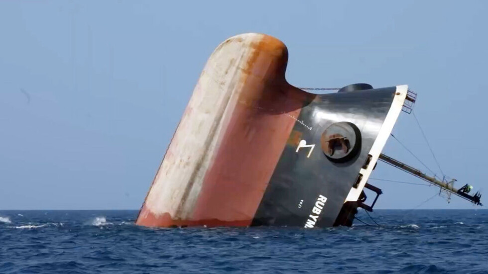 وكالة للأمن البحري البريطانية ترجح غرق سفينة تجارية استهدفها الحوثيون قبالة اليمن