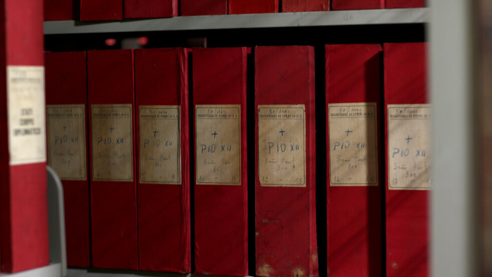 علماء دين مسيحيون يتهمون الفاتيكان بإخفاء معلومات عن أجسام طائرة مجهولة وحضارات خارج الأرض