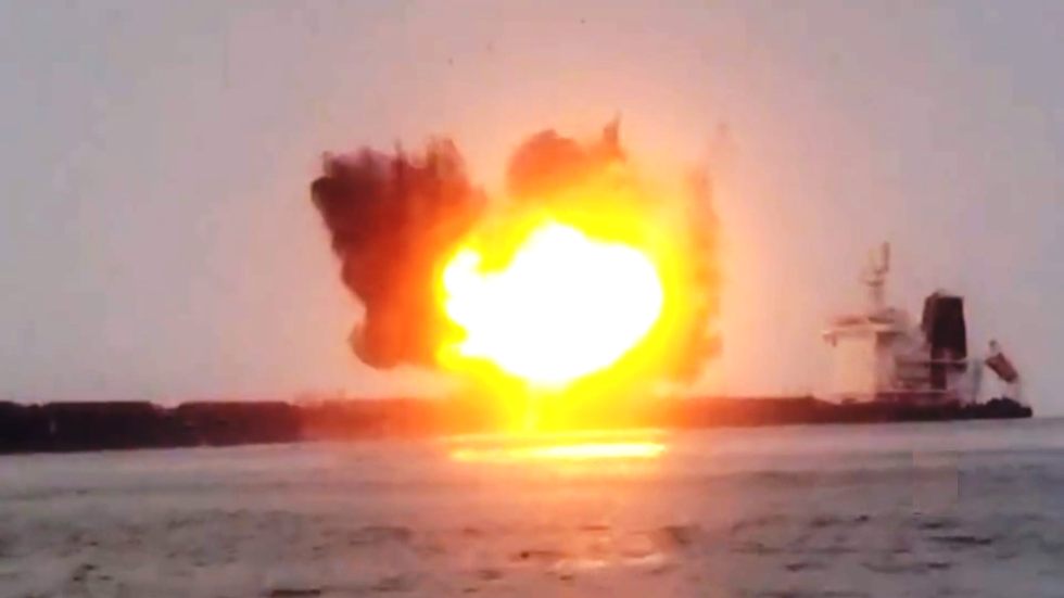 الحوثيون يعرضون مشاهد من استهداف سفينة