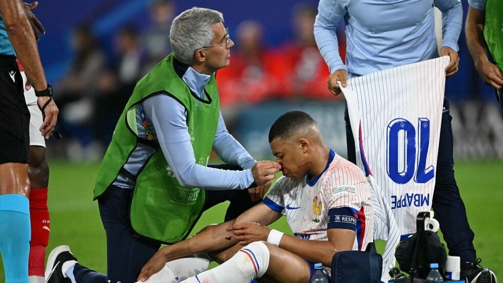 شاهد.. أول ظهور لمبابي مع "الديوك" بعد كسر أنفه في "يورو 2024"