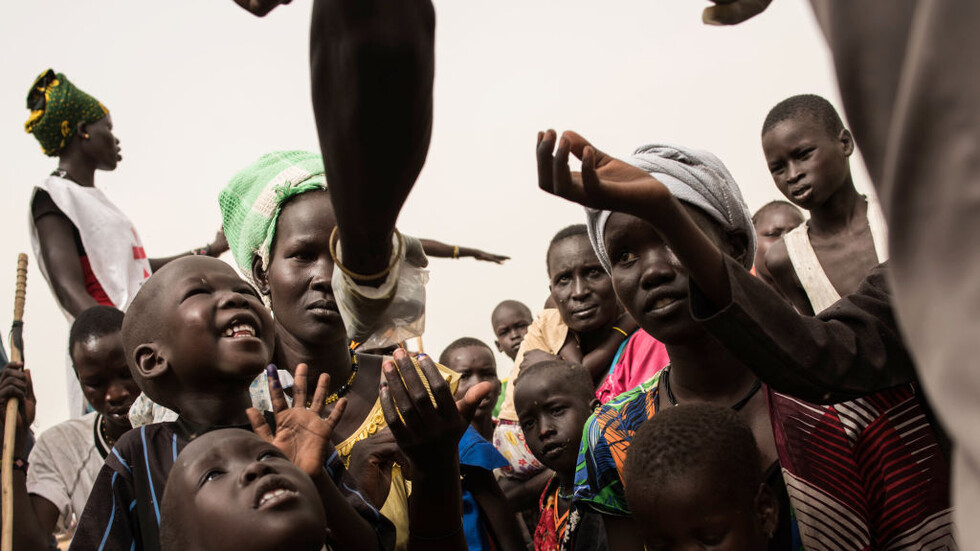 "أم طبخت ترابا وفتيات انتحرن".. مسؤول أممي يكشف النقاب عن مآس في مناطق بالسودان