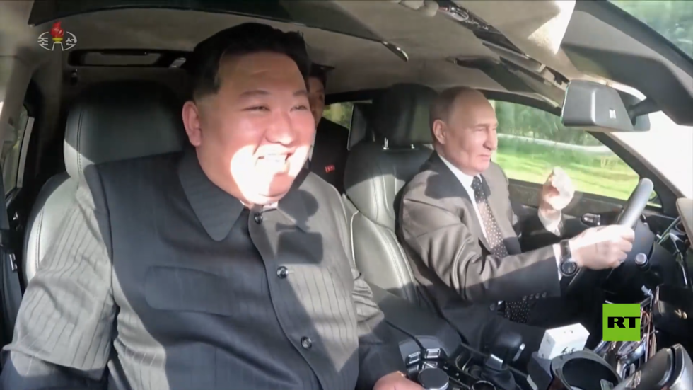 من "داخل السيارة".. تلفزيون كوريا الشمالية ينشر فيديو لبوتين وكيم جونغ أون يتبادلان قيادة "آوروس"