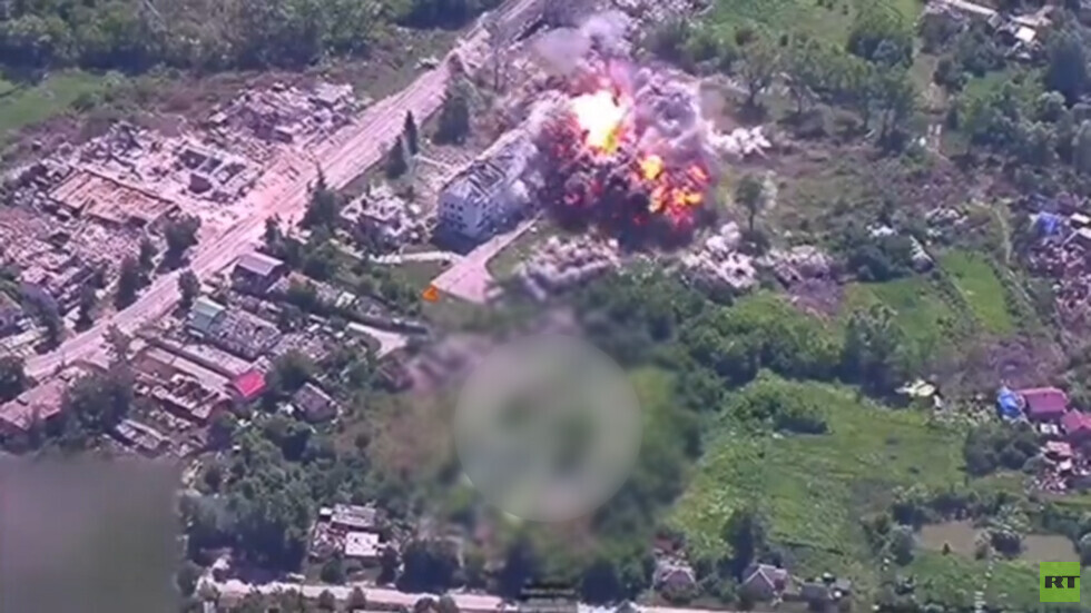 لقطات نادرة لاستخدام أول قنبلة شديدة الانفجار بوزن 3 أطنان في أوكرانيا (فيديو)