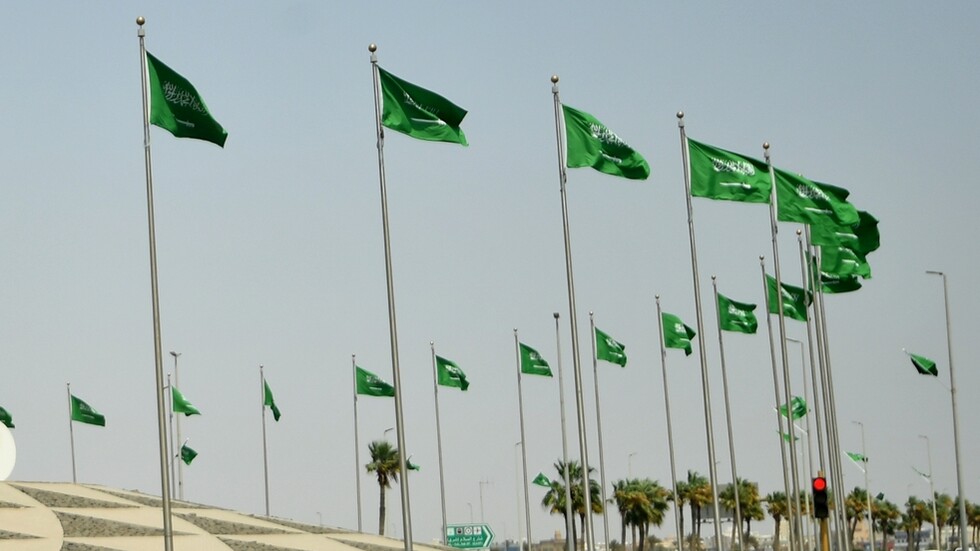 السعودية.. نهاية غير متوقعة لخلاف بين سائق سعودي وآخر باكستاني وسط تفاعل على مواقع التواصل (فيديو)