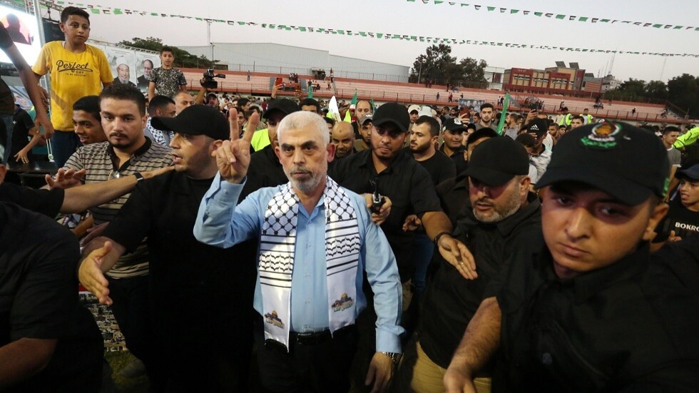 "أنقذ حياته في السجن من ورم مميت" .. طبيب إسرائيلي يزعم كشفه "خفايا" عقلية السنوار