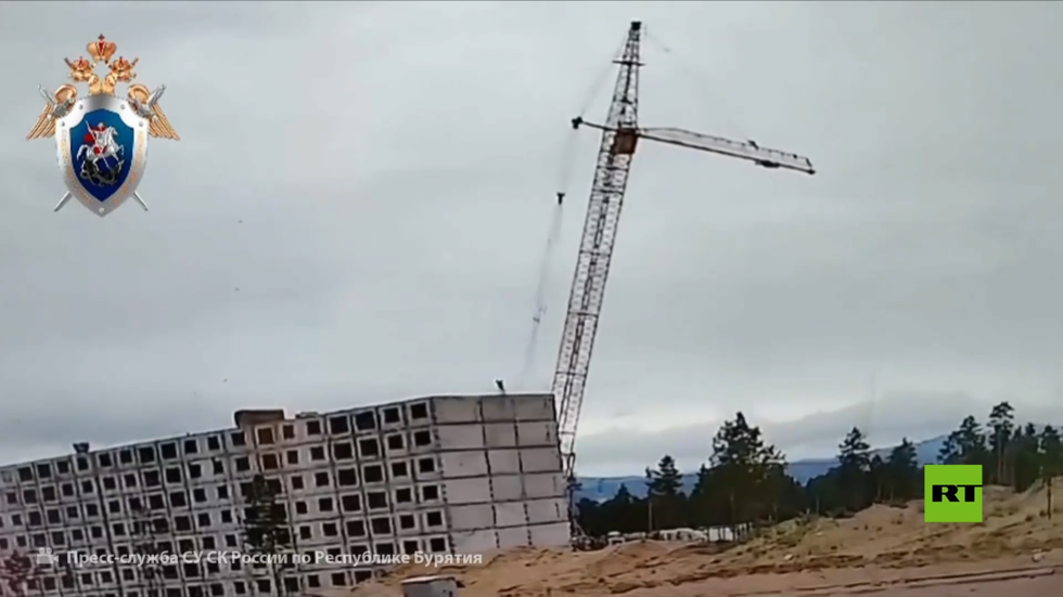 لحظة سقوط رافعة في مدينة أولان أودي الروسية