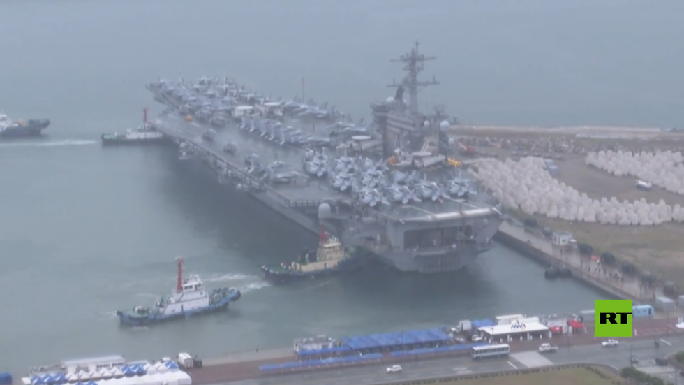 مشاهد لوصول حاملة طائرات أمريكية إلى ميناء كوريا الجنوبية