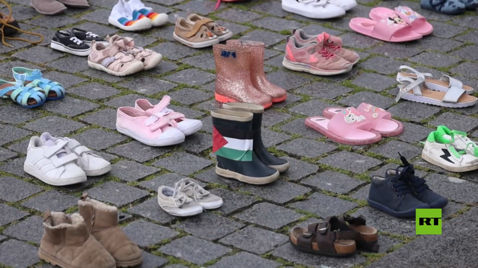 الآلاف من أحذية الأطفال في ساحة هولندية تكريما لأطفال قتلوا في قطاع غزة