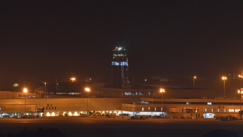 لبنان يعد دعوى قضائية ضد صحيفة "التلغراف" البريطانية وينفي تقريرها عن "تخزين حزب الله أسلحة" بالمطار