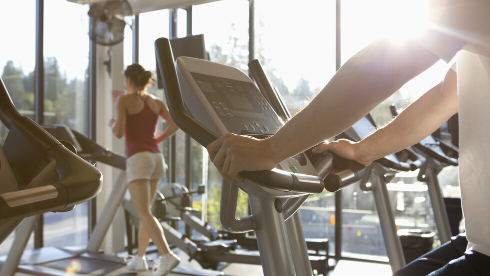 لقطات مرعبة توثق لحظة تعثر فتاة بصالة ألعاب رياضية وسقوطها من نافذة ووفاتها.. (فيديو)