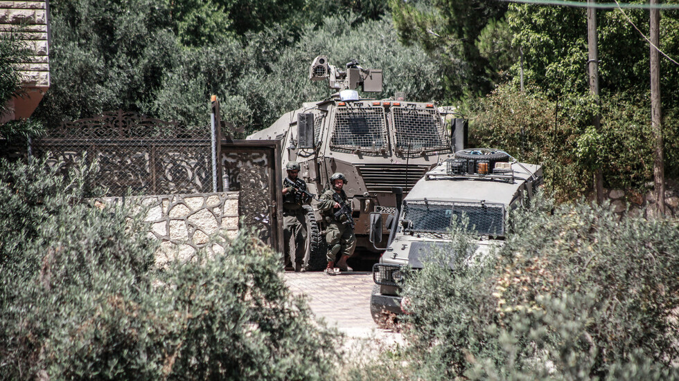 إصابة طفلين واعتقال 8 فلسطينيين خلال اقتحام الجيش الإسرائيلي مخيم بلاطة شرقي نابلس (فيديو)