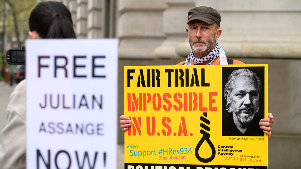 "حل مشكلة سببت الصداع للحكومة الأمريكية".. وسائل الإعلام تسلط الضوء على جوليان أسانج