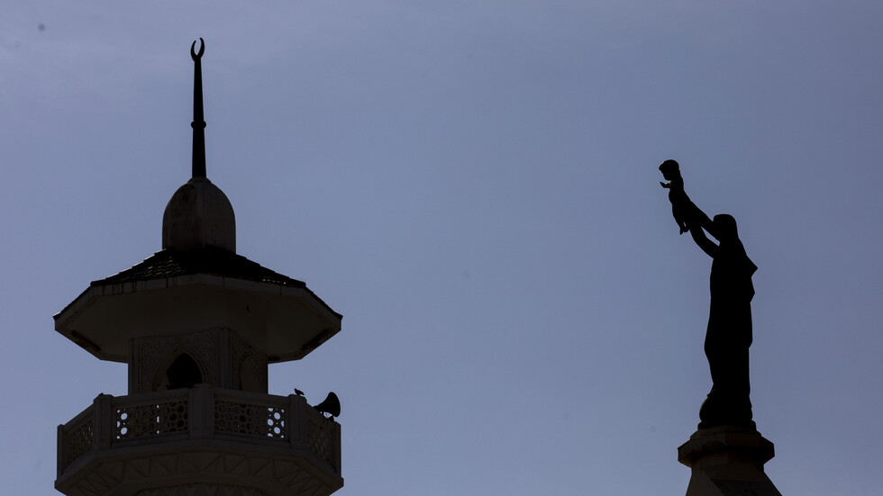 إلى جانب الكنائس..مساجد ومقاهٍ وغيرها تفتح أبوابها لطلاب الثانوية للدراسة بسبب انقطاع الكهرباء بمصر