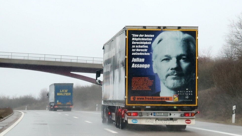 مسؤول سابق في CIA يشير إلى "نوعية الصفقة" التي عقدت مع أسانج مقابل حريته