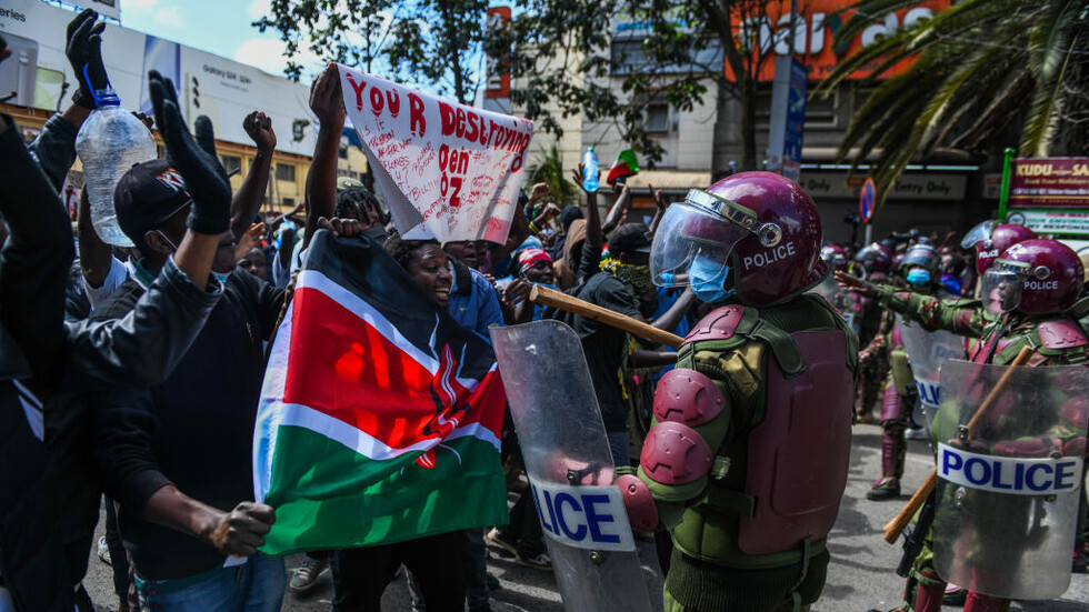 بالفيديو.. أخت أوباما تتعرض للغاز المسيل للدموع وسط احتجاجات في كينيا