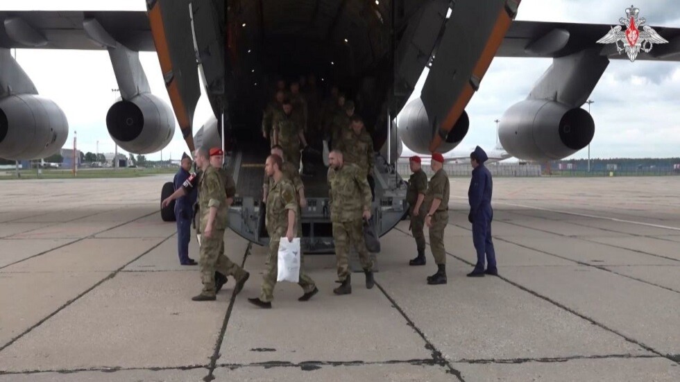 طائرة وزارة الدفاع الروسية تقل الأسرى المحررين إلى العاصمة موسكو للعلاج والدعم