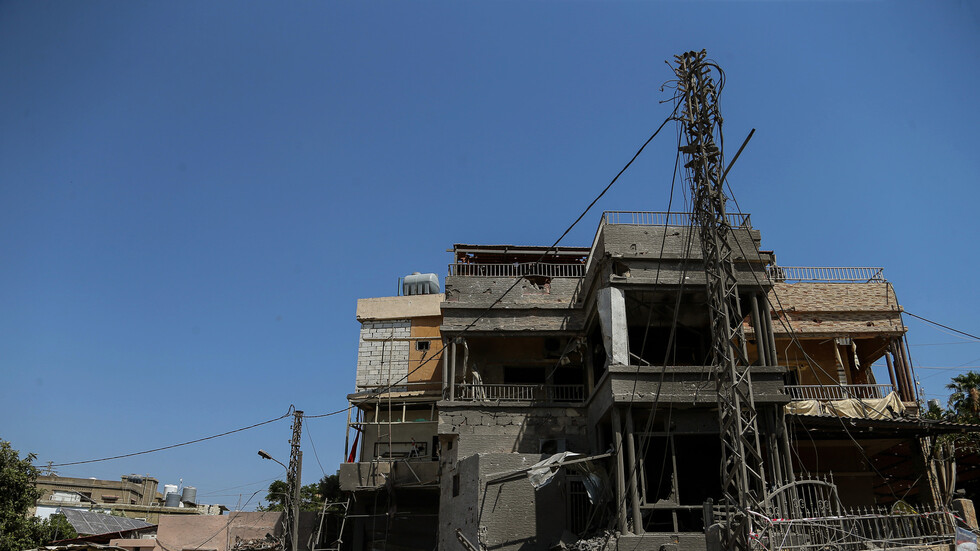 "فاينانشال تايمز": قنابل الفسفور الإسرائيلية جعلت المنطقة الحدودية في لبنان غير صالحة للسكن