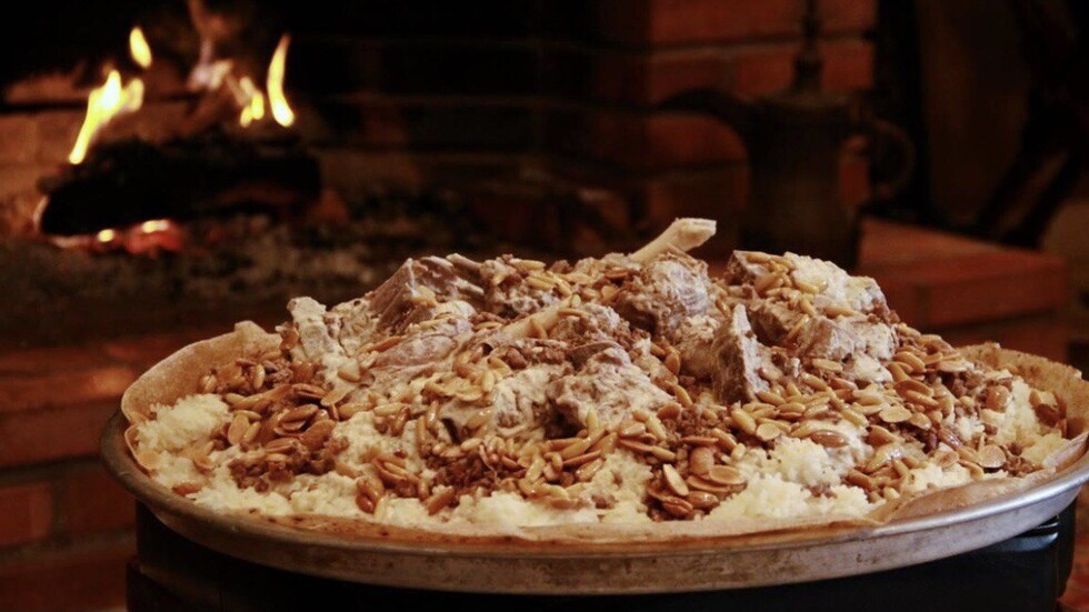 "المناسف والكنافة" تعود إلى مقار الانتخابات البرلمانية في الأردن