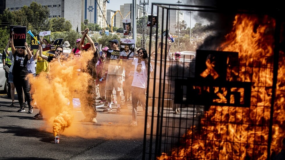 العثور على قنبلة دخان موصولة ببطارية في محيط منزل نتنياهو (صور)