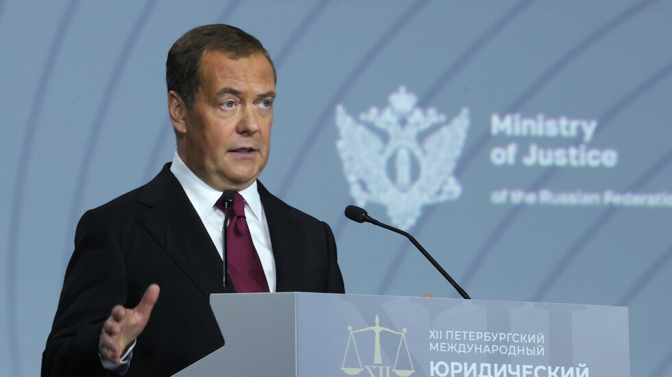 مدفيديف: إصدار مذكرتي اعتقال ضد شويغو وغيراسيموف يتناقض مع القانون الدولي