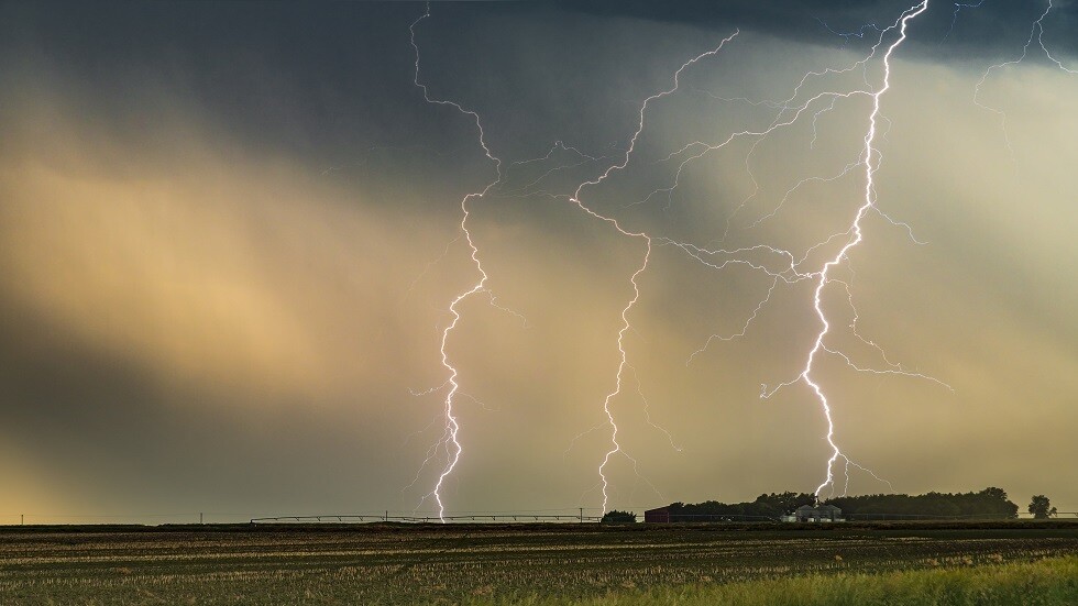 نقل سبعة أطفال للمشفى ضربتهم صاعقة برق غرب الولايات المتحدة
