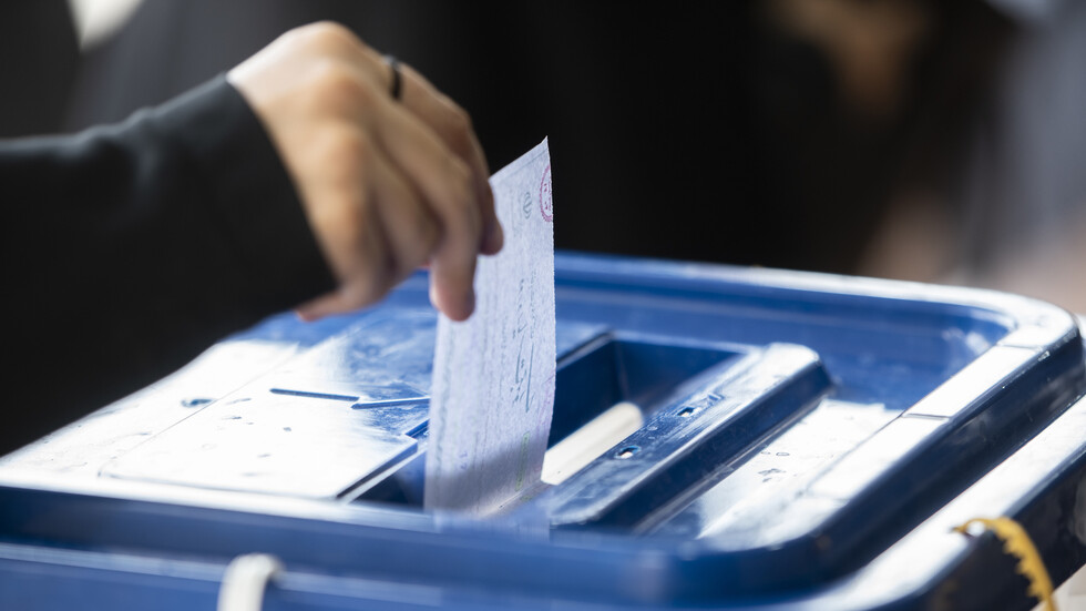 مقتل عنصري أمن وإصابة 5 بإطلاق نار على سيارة تحمل صناديق انتخابية جنوب شرقي إيران