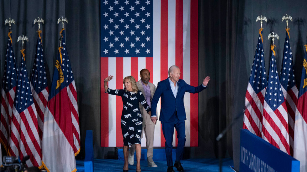 من هو الرئيس الحقيقي؟ تفاصيل غريبة في سلوك بايدن خلال تجمع حاشد بعد المناظرة (فيديو)