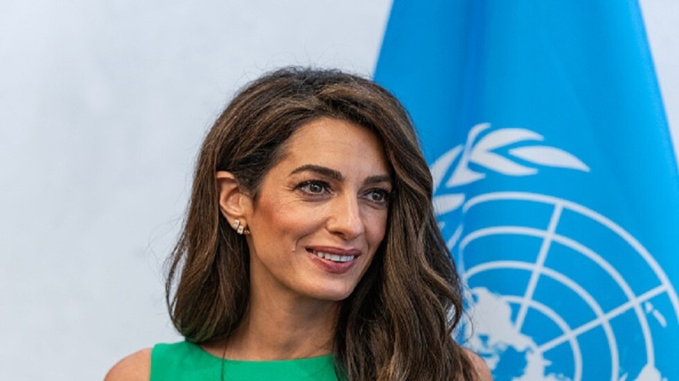 منظمة إسرائيلية تطلب ملاحقة أمل كلوني لدورها في إصدار مذكرات اعتقال بحق نتنياهو وغالانت