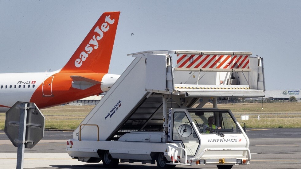 طائرة بريطانية تنسى مسافرة مقعدة على مدرج الإقلاع وتحلق