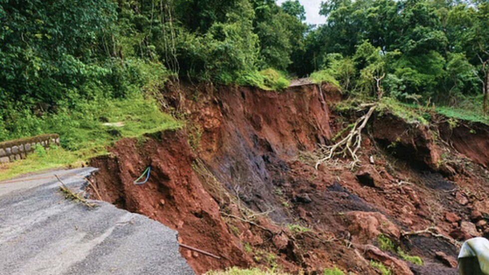 مصرع 9 أشخاص بينهم أسرة بأكملها إثر انهيارات أرضية في نيبال (فيديو)