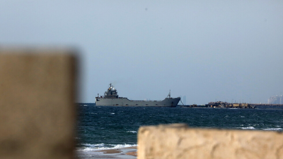 الأمم المتحدة تباشر نقل أطنان من المساعدات المتراكمة بمنطقة الرصيف العائم قبالة غزة بعد توقف عملياته