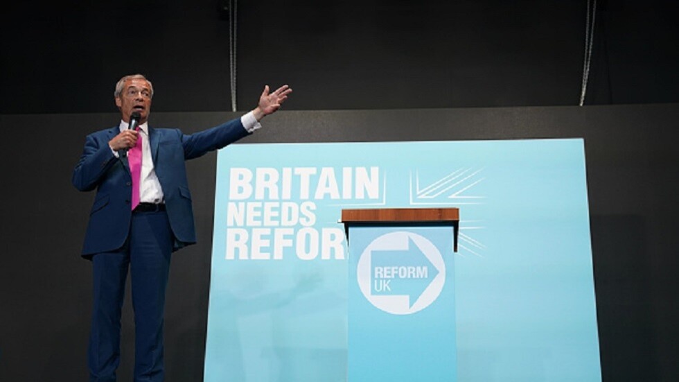 بصورة بوتين.. ناشطون يعطلون خطاب زعيم "حزب الإصلاح" البريطاني  (فيديو)