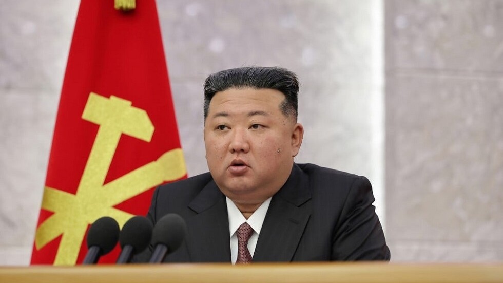 دبوس بببورتريه كيم جونغ أون يظهر رسميا للمرة الأولى (صور)