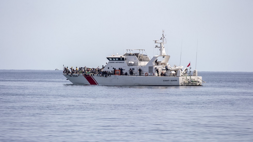 مصرع مهاجر وإصابة 5 آخرين في اصطدام قارب هجرة بدورية خفر سواحل يونانية