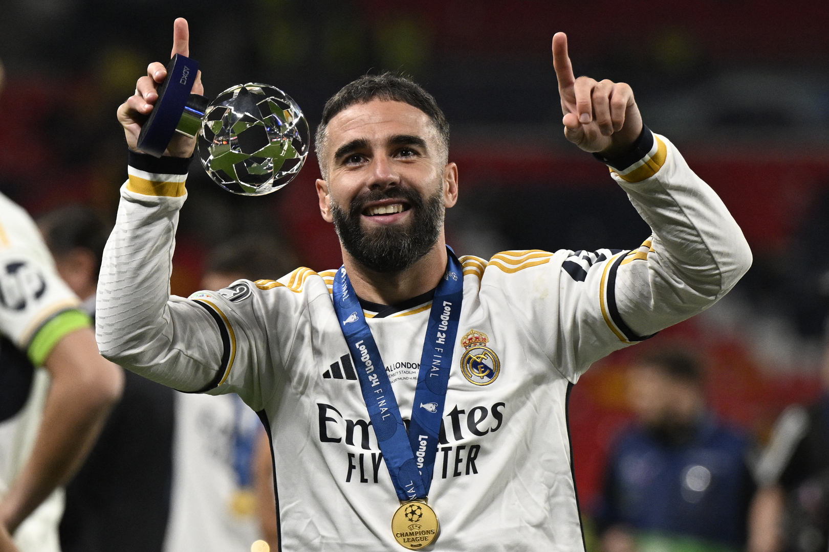 لحظة احتفال كارفاخال بالكأس مع والده في فوز ريال مدريد بدوري أبطال أوروبا