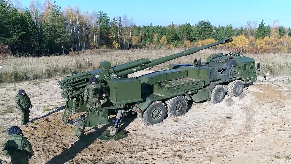 أقوى مدفع روسي يصل منطقة العملية العسكرية الخاصة (فيديو)