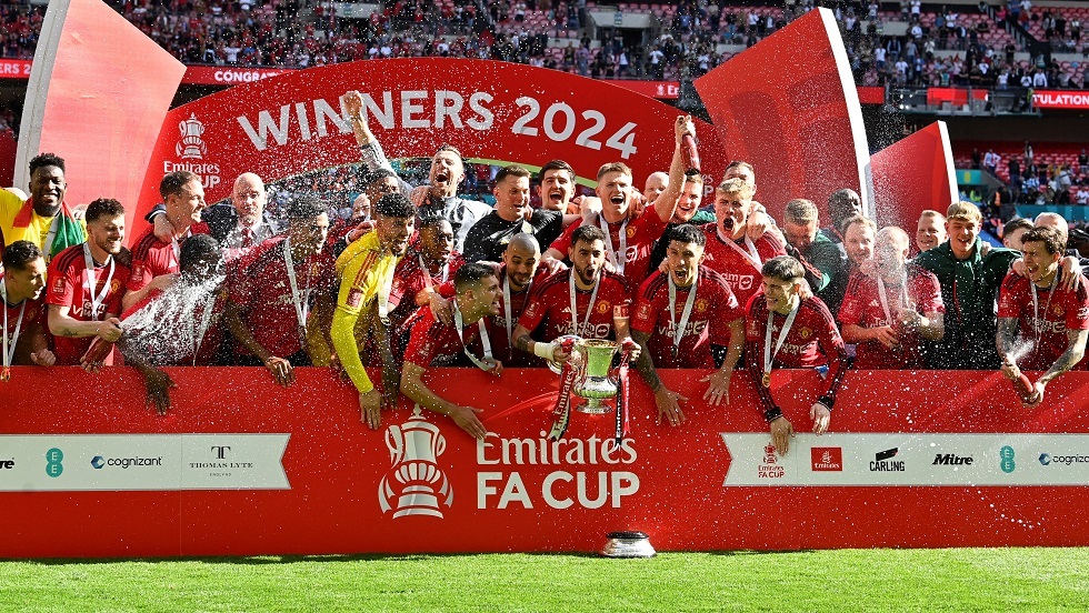 “يويفا” يحسم موقفه من مشاركة مانشستر يونايتد في الدوري الأوروبي