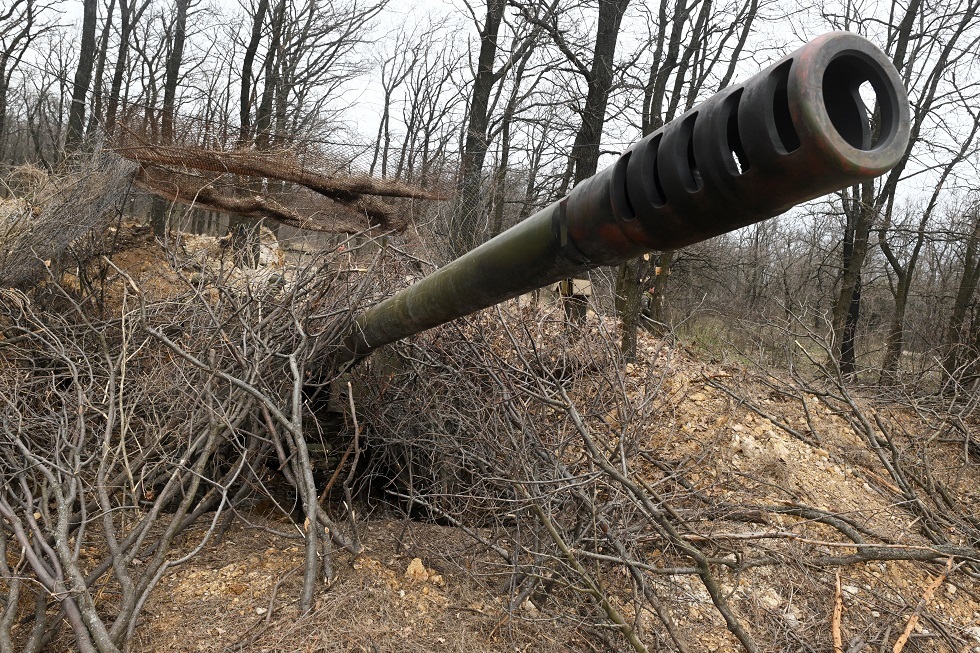 قوات كييف تخفي ما تبقى لديها من مدافع هاوتزر في أوغليدار خشية تدميرها
