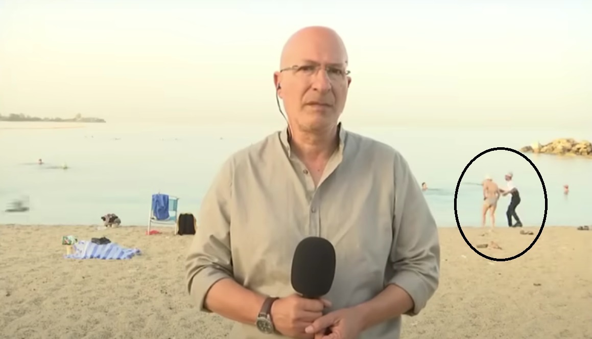 سارق سيء الحظ يلتقطه بث تلفزيوني مباشر أثناء سطوه عند أحد شواطئ اليونان (فيديو)