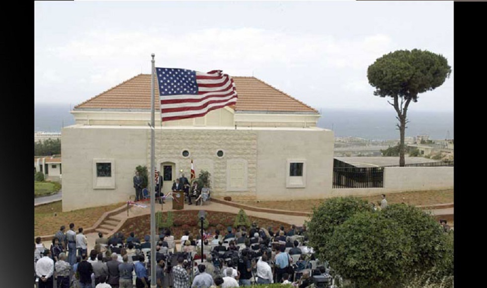 لحظة إطلاق النار باتجاه السفارة الأمريكية في منطقة عوكر في جبل لبنان